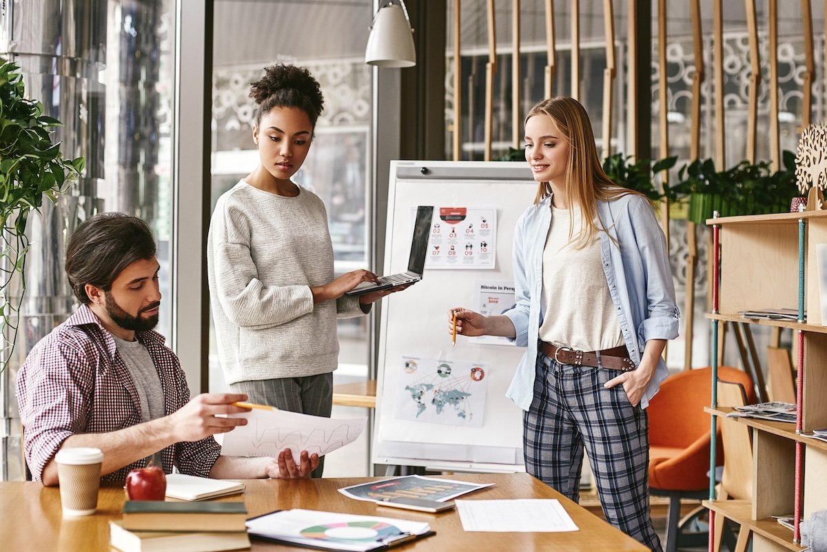 Attractive young woman standing near whiteboard with a laptop in her hands and looking to her male colleague, that holds a chart with the results. Another colleague looks at it with a smile. Concept of success SSUCv3H4sIAAAAAAAEAH1Su47cMAzsA+QfFqpXiCW/5CtTpDsgfZCCouhd4bTSwpIvOBz23yO/FiqCNIY5Qw45FD+/fjmdmIZokb2cPpcox9a5OaYJkg0+w9V5xyfyhqYSIWNTmCy4EtSQ8OrhRhn0s3ML/FhJFhOkOVJcmu0QQqJL1tjAp8Q20a8tPh3ESuaKTLGfFO6O2Llg4qwX5tVGJOfAU5gjO/jH+T9i3+doPcX47Yf14PGfsnvDp9728/uwDRfy+LE6KxxP5Ag2x7sZ1jV1BU2jOKqq4s3QKj5IgVwNjUZlNI0Kj/4Mu1H0Wla8N1rl5FpwBZK4HkZhBoOksXsmi04LalrkdQPIG1UPHEhI3kga2qGTo5awzr8Nzd7+JJpu5WvAbGwoHuI9ILgloS483SeL1l+KspCu62EcZRhmn6ZlGew5nAvhDtotVzFmTTrwK8SY082BF40wn2G4FX18SOsqd1Vm8vEsoajF0LZSiEpW9VD3qmfHwQV8s6a0uN3g1WZq+ihwu0zA8u5Rt7Lnvazz4hQAhz5/SJpKaei0Hvu8wsdfZ0j7+DoDAAA=